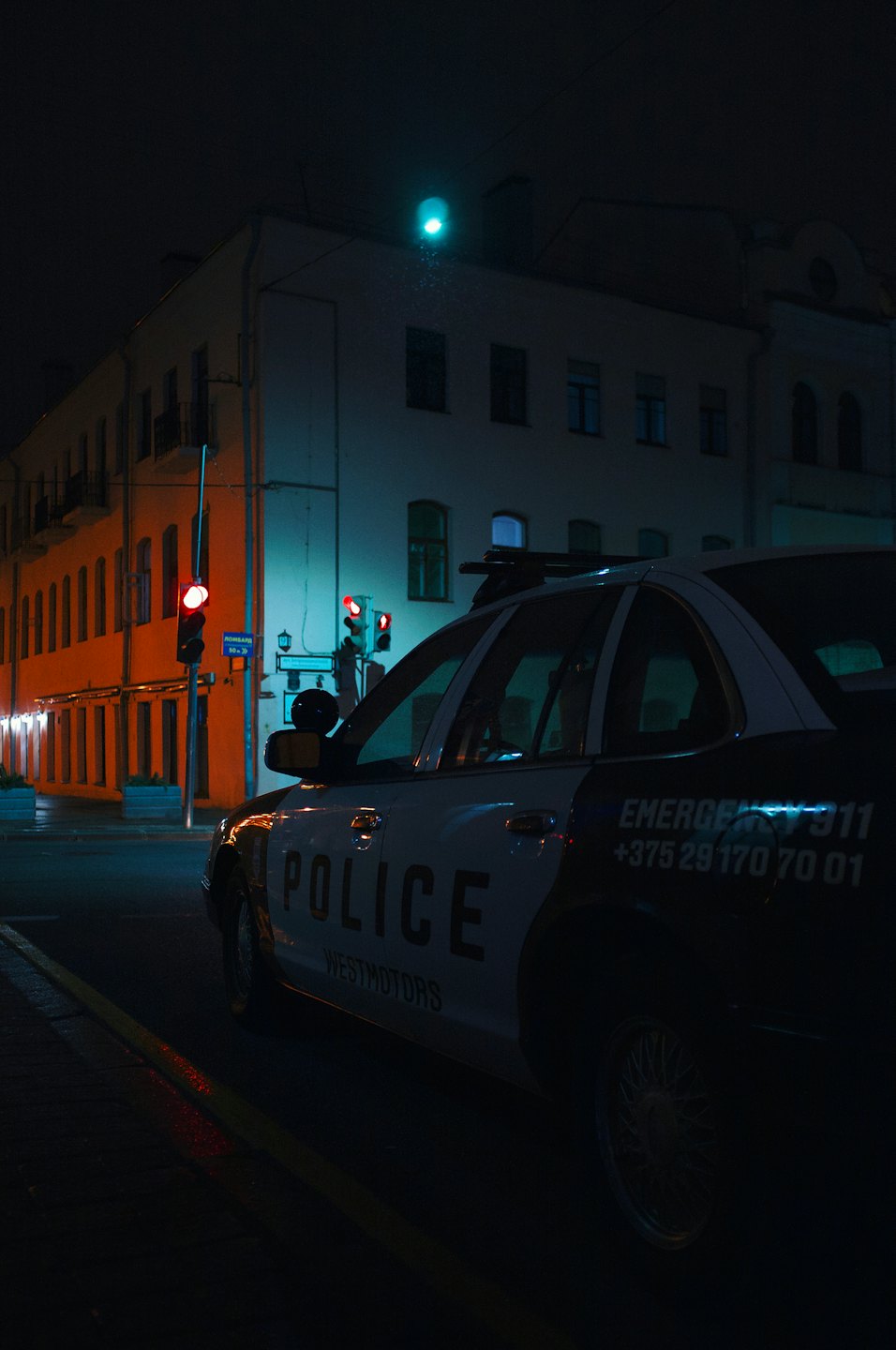 Polizeistreife parkt an einer städtischen Kreuzung.